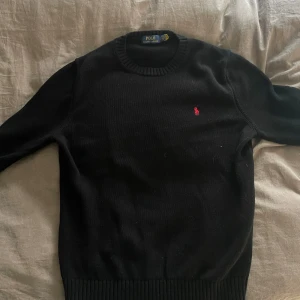Ralph Lauren stickad tröja - Stickad ralph lauren tröja i storlek L men passar M fint skick
