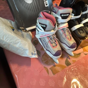 Skridskor tjej - Ny. Säljer eftersom liten i storlek. Använd 2 gånger. Storlek 34-37. Ny pris ligger på 900