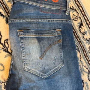 Blå jeans i bra skick - Säljer ett par snygga blå dondup jeans i ny skick. Modell George storlek 31 