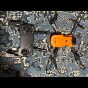 Drönare till salu - Perfekt för filmning och styrning via mobilapp! - Säljer min drönare i mycket gott skick. Den är utrustad med en högkvalitativ kamera för att spela in video och ta bilder från luften. Drönaren kan styras både med den medföljande kontrollen och via en användarvänlig mobilapp. I appen finns det också 