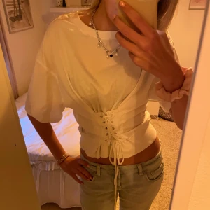 Tröja med snörning  - Sjukt snygg och unik tröja med snörning! Fläcken är på baksidan och syns inte så mycket 