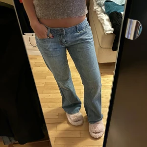 Lågmidjade jeans - Assnygga lågmidjade jeans! Passar S-M beroende på hur man vill att de ska sitta💖💖💕💕
