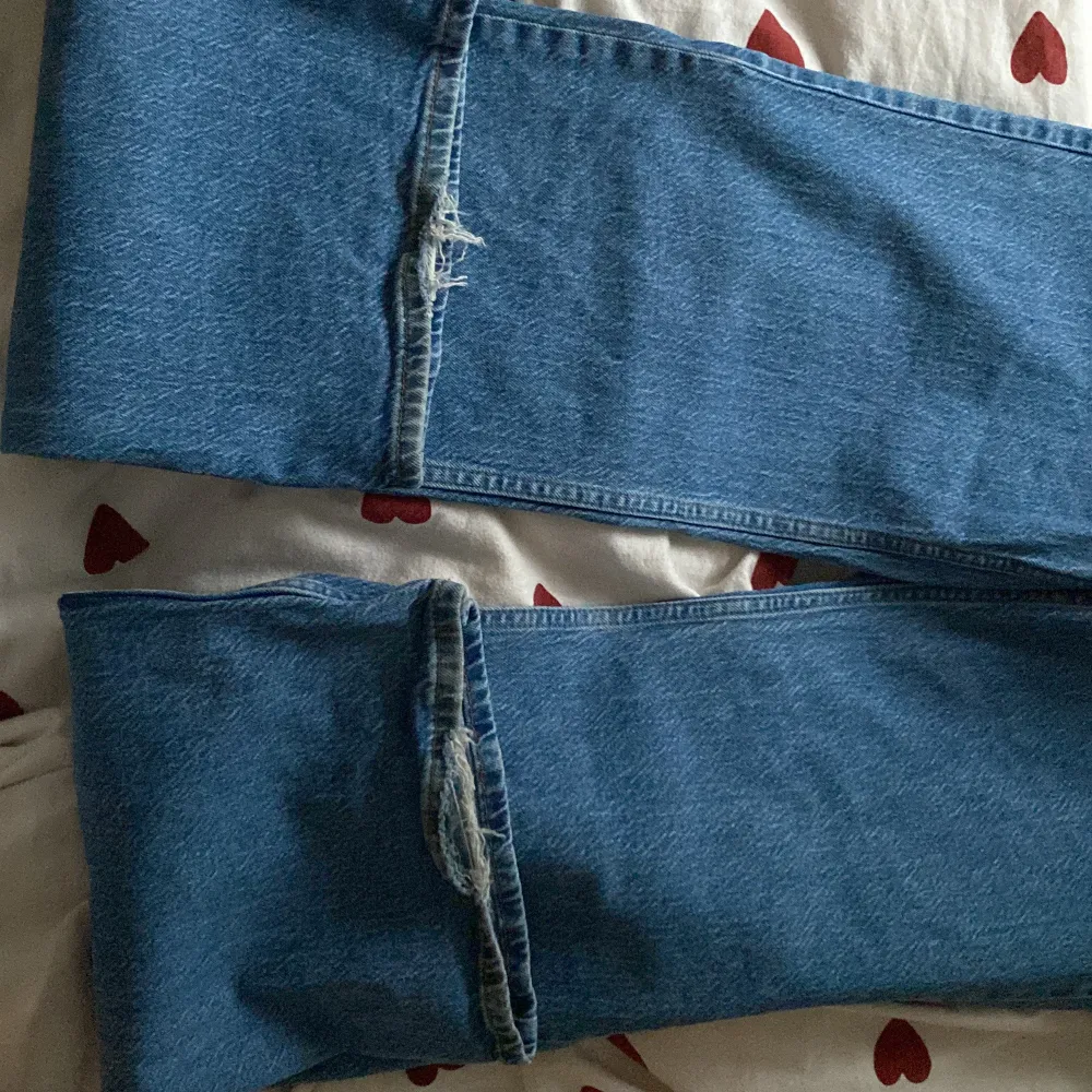 Säljer mina jeans från na-kd. Strl 34, lite långa på mig som är 168cm därav har dem blivit slitna bak på benen men inget man tänker på när dem sitter på. . Jeans & Byxor.