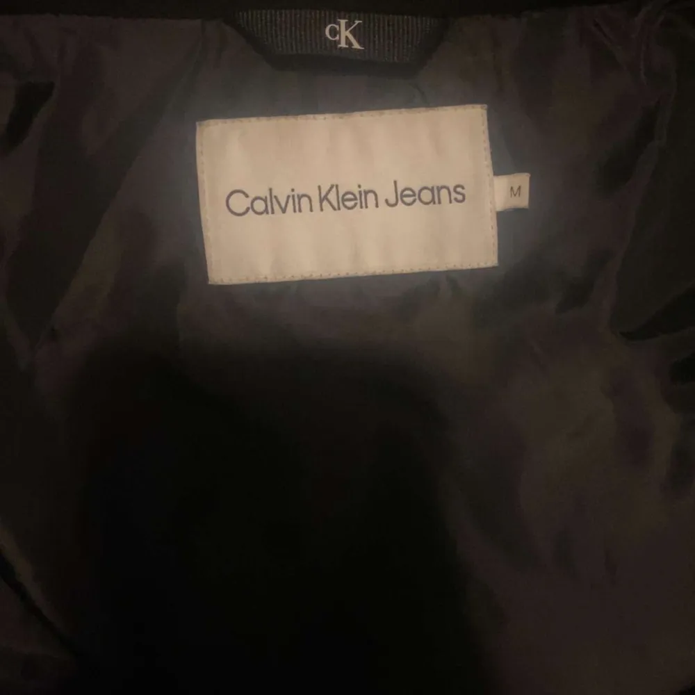 Säljer min fina Calvin Klein jacka som har använts i ca en månad och vill bli av med den skulle kunna gå med på att byta ut den till en eller två mindre storlekar. Den är som ny inga konstigheter och kötes från Calvin Klein . Jackor.