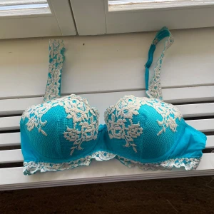 Intimissmi bh - Helt ny, aldrig använd intimissmi bh i en super fin ljusblå färg. Otroligt bekväm men säljer för att den var för liten:) Den är som sagt aldrig använd utan bara testad och nypris är 619 kr - säljer för 300 kr💗