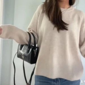 Beige stickad tröja  - Jätte fin stickad tröja från zara, tröjan är i väldigt bra skick! Står att den är storlek L men skulle säga att de passar för någon som ofta har S, skriv för frågor ❤️