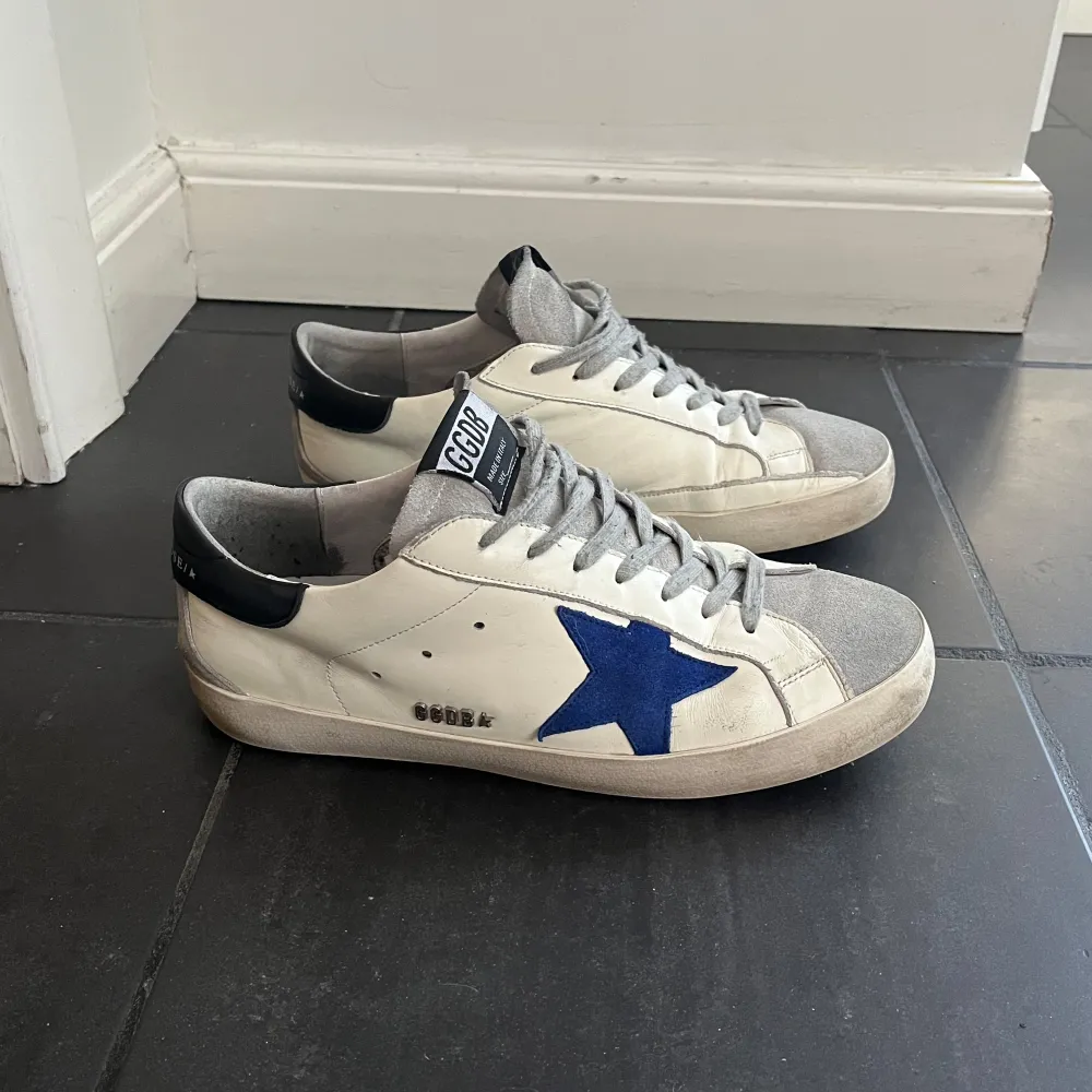 Hej! Säljer ett par Golden Goose i storlek 43. Dom är i använt men fint skick. Dustbag och några kort följer med. Dom är köpta på Plick. Hör av er vid funderingar eller fler bilder. . Skor.