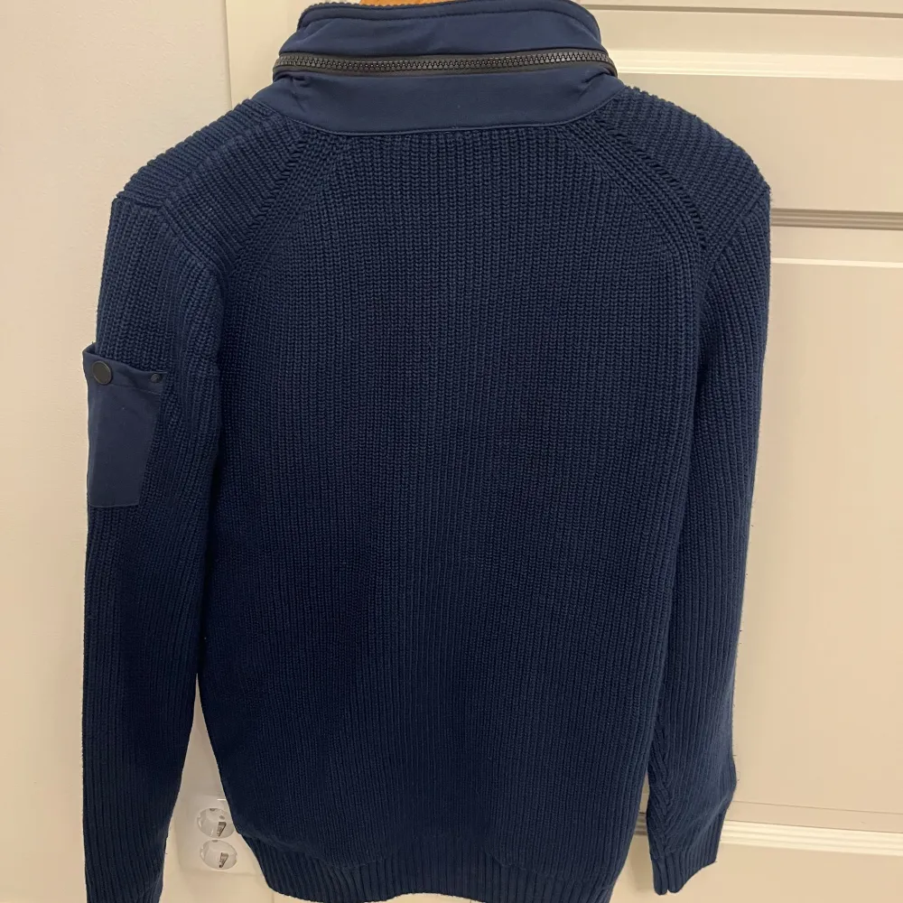 Sjukt snygg stickad cardigan med fodrad insida från tom tailor. Nypris ca 1400kr. Storlek S men passar också M. Helt splitterny och oanvänd med tags!  Hör gärna av dig vid frågor eller funderingar// Classy Closet. Tröjor & Koftor.