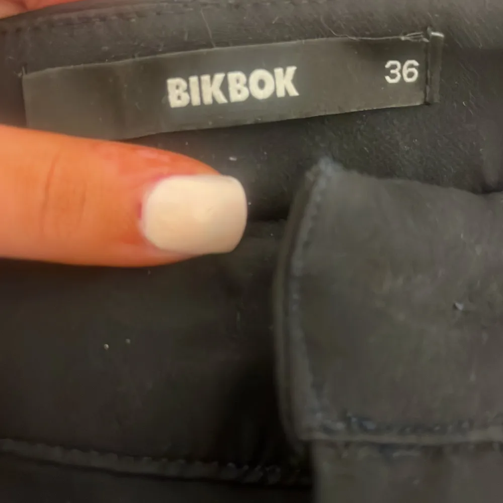 Säljer ett par sjukt snygga kostymbyxor från BikBok i storlek S. Använda fåtal gånger och är i bra skick💗. Jeans & Byxor.