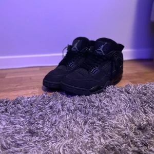 Jordan 4 black cats  - Jag säljer nu mina Jordan 4 Black cats för att de tyvärr är för små. De är i fint skick och hela överallt. Såg nu att det vart lite suddiga bilder så hör av er om ni har nön fråga eller vill ha mer bilder