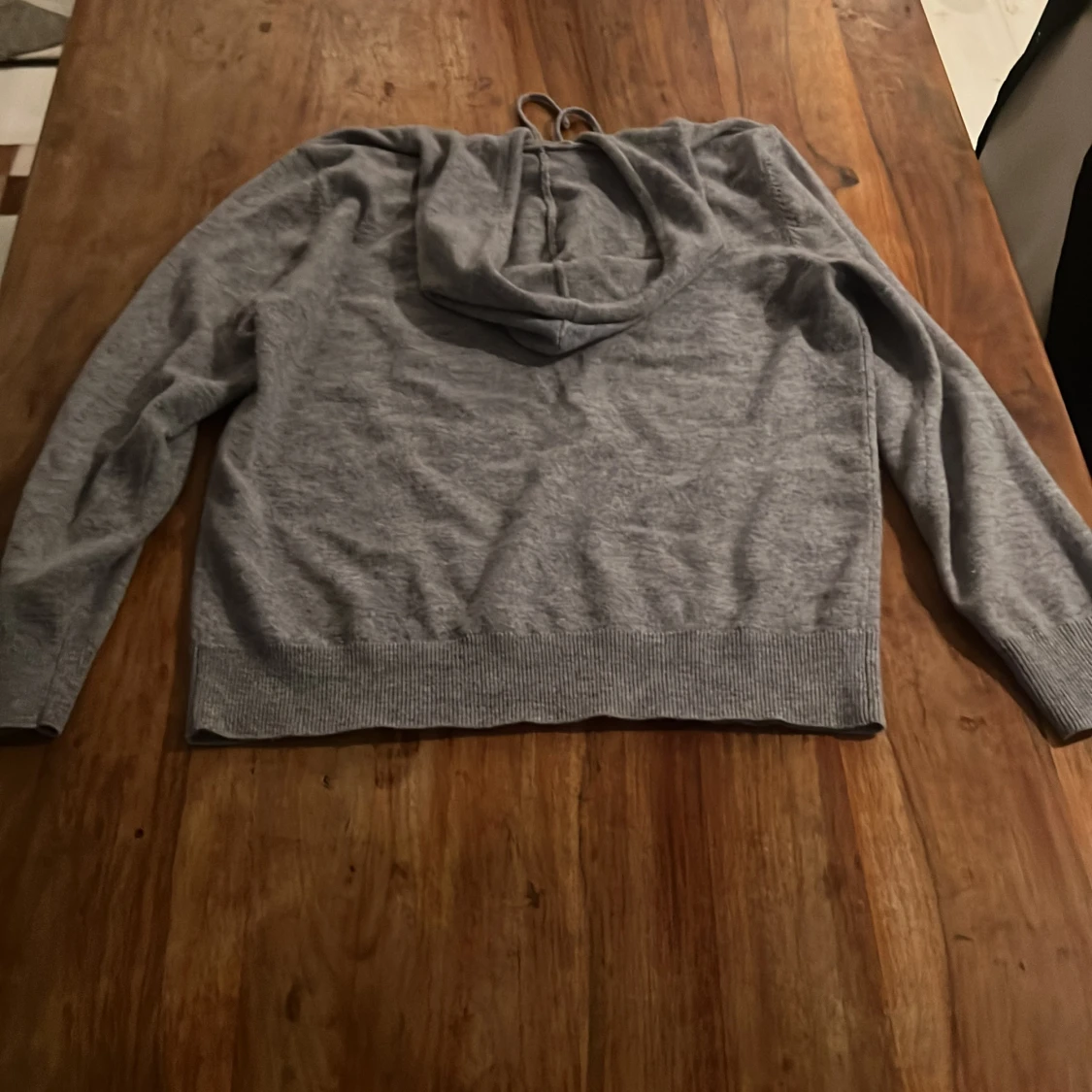 Grå kashmir hoodie från Sayless - 90