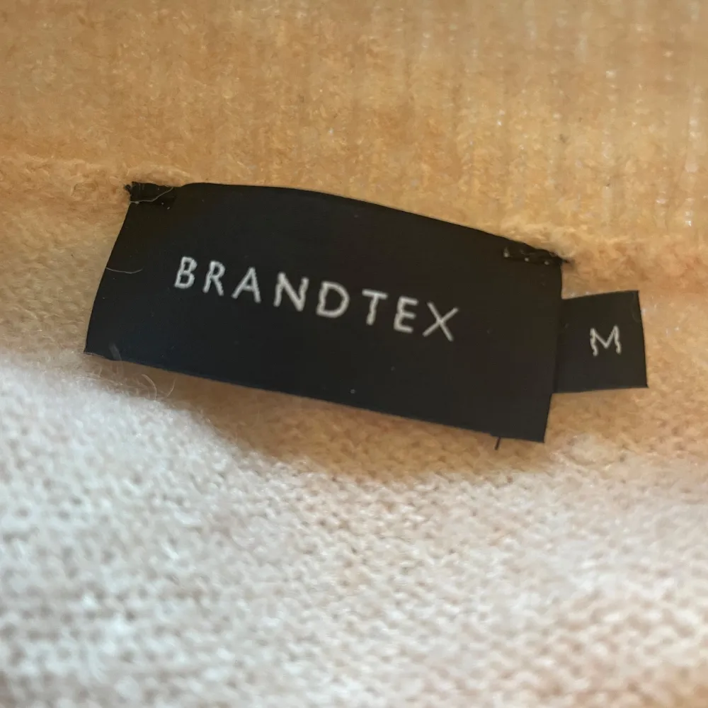 Säljer en superfin beige/rosa stickad tröja från Brandtex i storlek M. Den har ett diskret mönster med små bollar och är perfekt för höst och vinter. 💕💕💕. Neuletakit & Villapaidat.