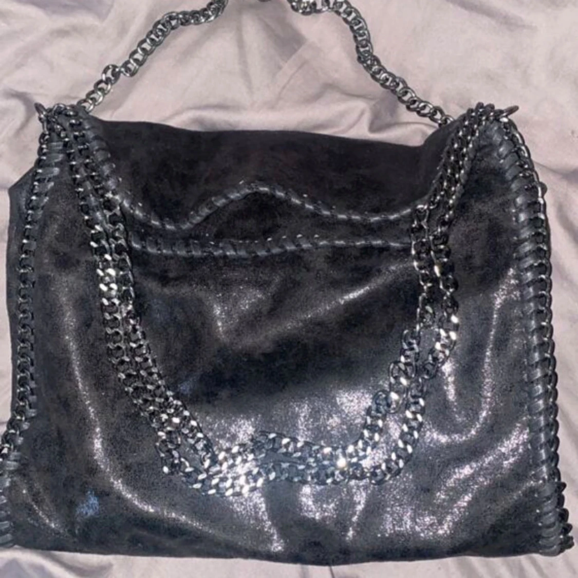 Svart glittrig axelväska med kedjedetaljer