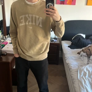 Vintage sweatshirt från Nike - Säljer en snygg beige vintage sweatshirt från Nike i nyskick. Perfekt för både vardag och chill. Superbekväm och stilren! 🤩kom dms vid minsta fundering! 🤔💯pris kan diskuteras vid snabb köp 💵🙌