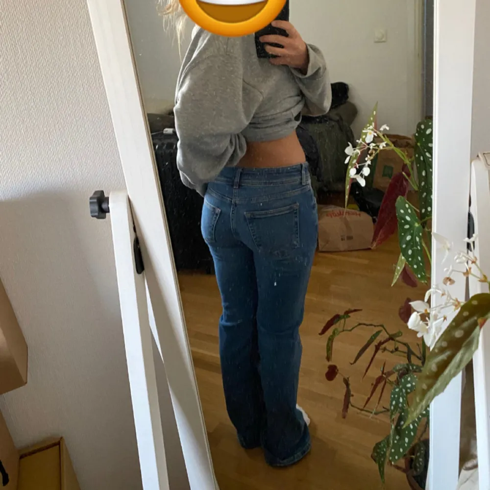 Säljer ett par snygga blå bootcut jeans i bra skick. De är lågmidjade och har en klassisk femficksdesign. Perfekta för både vardag och fest! Passar bra till en avslappnad stil med sneakers eller klä upp med klackar. Snygg detalj i midjan! . Jeans & Byxor.