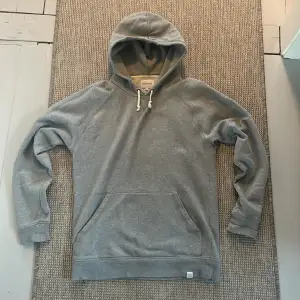 Grå hoodie från de skandinaviska märket  Norse projects. Riktigt hög kvalite, enligt mig den perfekta gråa bas hoodien. Strl S, inte säker på ny pris då den inte längre säljs men deras gråa hoodies nu kostar runt 2-3 tusen. Vårt pris: 599. 100% wool