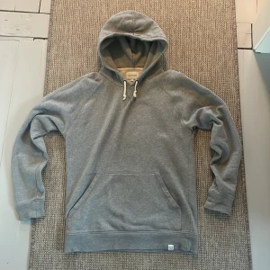 Norse projects hoodie - Grå hoodie från de skandinaviska märket  Norse projects. Riktigt hög kvalite, enligt mig den perfekta gråa bas hoodien. Strl S, inte säker på ny pris då den inte längre säljs men deras gråa hoodies nu kostar runt 2-3 tusen. Vårt pris: 599. 100% wool