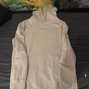 Beige set  från South - Perfekt för en avslappnad stil!                                        Där storlek XS men hoodien är stor i storlekn så passar storlek S och M