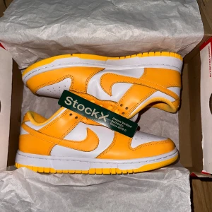 Nike Dunk Laser Orange - Säljer ett par fräscha Nike Dunk Laser Orange. Knappt använda då jag köpte fel storlek. Köpta på Stock X, säls just nu för 209$. Orginalbox medkommer, dock lite beat up