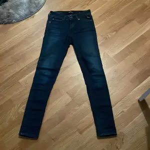 Tja. Säljer dessa skit feta Replay jeans.  Skick väldigt bra. Skicka ett pm vid intresse.