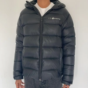 Sail racing vinter jacka - Sail racing vinter jacka i storlek 170  Håller värmen bra. Inga hål men sailracing loggan för fram har lossnat lite. Bra skick. Kan gå ner i pris vid snabbt köp🤝 Ny pris 2200