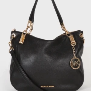 Michael Kors Väska - Säljer denna Michael Kors Väska då den inte riktigt är min stil. Den går även inte att få tag på längre. Helt oanvänd med dustbag. Orginalpris 8 500kr🖤 Pris kan diskuteras, tveka inte på att skriva om ni har frågor🖤
