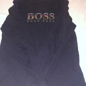 Hugo boss tröja - Rensar min garderob och den kommer ej till användning! Bara att höra av er om ni undrar något! 