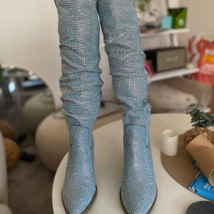 Glittriga blå stövletter - Ett par super fina glitter stövlar som ej passade.   Har endast testat. Fylld med flaskor på bilderna för att hålla formen, de är mjuka egentligen. Storlek US8.5 Storlek EU39.5