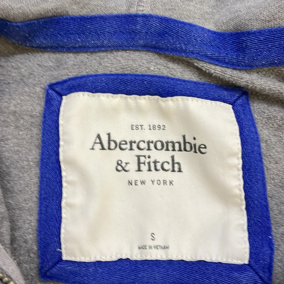 Grå hoodie från Abercrombie & Fitch - 91