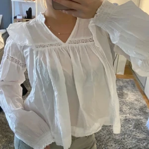 Vit blus - Så fin vit volang blus från ginatricot. Den är i väldigt bra skicka då jag knappt har använt den. Bilden är lånad❤️