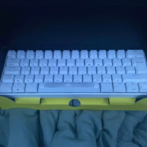 Corsair K65 RGB Mini - Säljer ett Corsair K65 RGB gamingtangentbord. 60% tangentbord med nordisk layout och Cherry mx red. Säljes med alla originalal delar, sladd, keycaps osv... Fint skick nyss rengjort och funkar utmärkt.