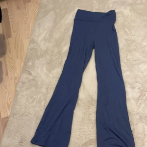  Yoga pants (som man kan vika ner) ord pris150 - Säljer ett par snygga blå byxor i storlek 140. De har en låg midja och en skön, loose passform som gör dem perfekta för både vardag och avslappnade tillfällen. Materialet känns mjukt och bekvämt mot huden. Perfekta för höst och vår!