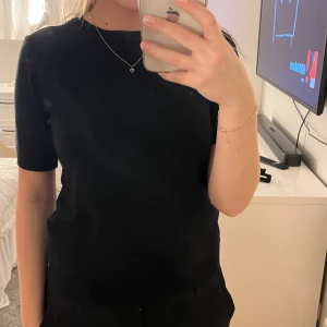 stickad tshirt  - svart finstickad tshirt från hm i fint skick!