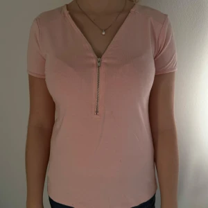 Tröja med dragkedja - Tröja med dragkedja. Märket vet jag inte men köpt på ett köpcentrum i Thailand. Storlek M men mer som en XS. 