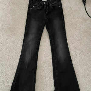 Svarta jeans från Gina tricot - Ett par snygga svarta bootcut jeans från Gina tricot! Jeansen lite för korta för mig som är 162 cm. 