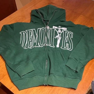 Demonites zip mörkgrön - Bra skick, säljer eftersom den är för stor och inte längre används. True to size storleks mässigt. Skriv för kvitto!