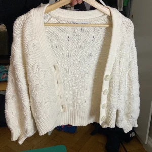 Vit kofta ifrån zara  - Är en vit kofta ifrån Zara som ej kommit till användning. I storlek S och har korta armar. 