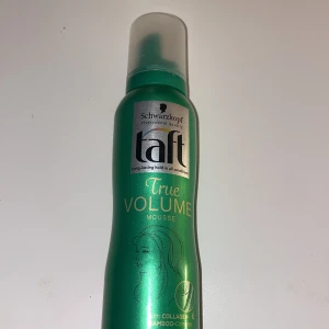 Volume mousse - Schwarzkopf Taft True Volume Mousse för fint och tunt hår. Ger 24h volym och stadga med kollagen och bambu-komplex. Mega stark hållbarhet och naturlig rörelse. Perfekt för att skydda håret från att torka ut.