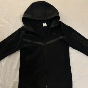 Nike tech fleece svart  - Säljer nu min Nike tech fleece svart för att den inte används Skick 8,5/10  Skriv om fler frågor 