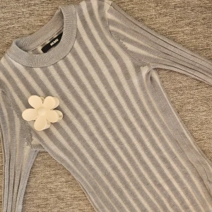 Ribbad tröja från Bik Bok - Säljer en superfin ribbad tröja från Bik Bok som nästan aldrig använts. Den har en stilren design med långa ärmar och är i tjockt material - därav perfekt nu inför den kalla säsongen. Färgen är något grå-blå. Perfekt för både vardag och fest! Nypris 400 kr 🌼