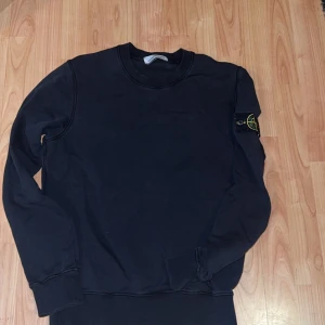 Stone Island Sweatshirt stl S - Tjena, säljer nu min svarta Stone Island sweatshirt som är i väldigt fint skick. Har inte används mycket och har inga som helst skador. Vid fler eventuella frågor är det bara och kontakta mig.
