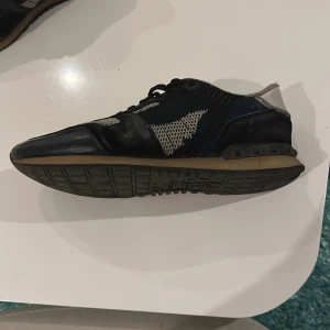 Valentino rockrunners  - Säljer ett par snygga blåa rockrunners med vita mesh-detaljer. Skorna har en cool design med en bekväm sula och snörning. Perfekta för vardagsbruk eller en avslappnad stil. De är i bra skick och inte söndriga. Dem är 42 men passar också 43