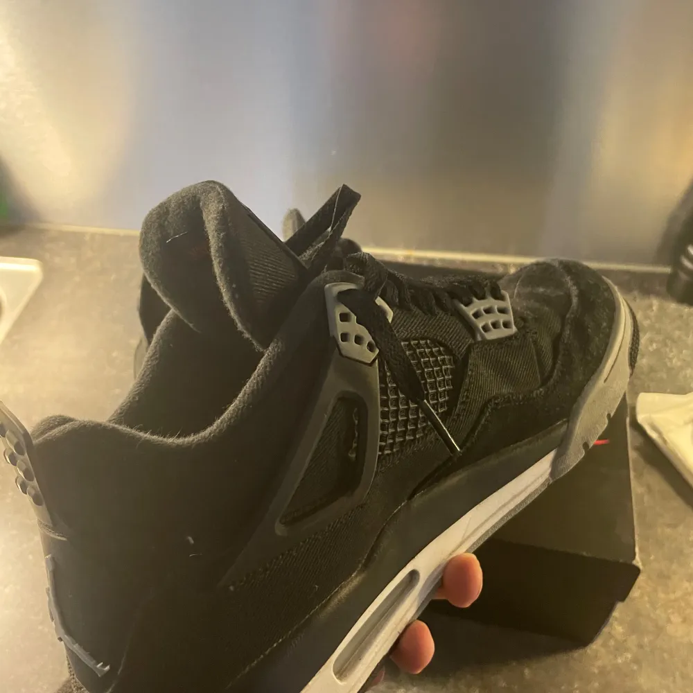 Säljer nu ett par Jordan 4 Black Canvas då dom inte används längre. Skorna är använda men fortfarande i fint skick. Kvitto frins från snkrs där dom köptes på drop. . Skor.