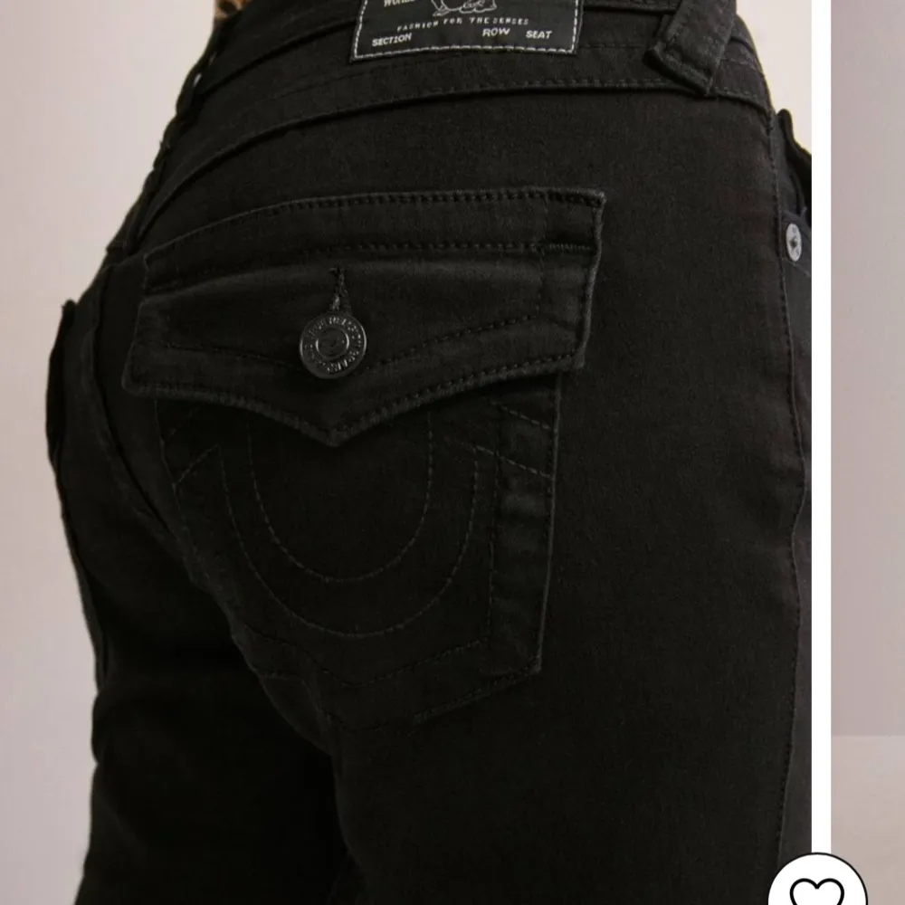 Snygga svarta jeans från True Religion i modellen Joey Low Rise Flare. Säljer då de är för korta på mig. Inga defekter alls förutom insidan där jag har dragit ett snöre igenom, men syns inte på utsidan, och knapparna där bak som är lite repiga men kan skicka bild om intresserad🩷Pris kan alltid diskuteras🩷. Jeans & Byxor.