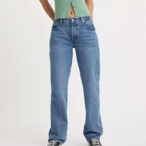 90s Levis jeans - Levis jeans 501 i en 90s modell! Jeansen är midrise men om man är en storlek mindre än storleken på dessa går de att dra ner så de hamnar längre ner på höfterna för en mer lågmidjad fit. Jeansen är i jättebra kvalite men säljer pga att jag växt ur dom. Storleken är W26 och L32 och nypris var 1299kr.