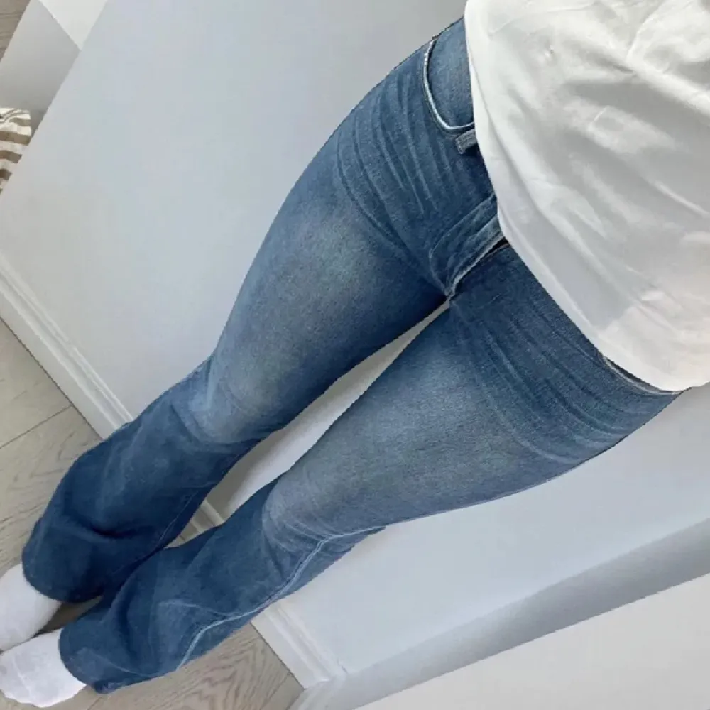 Säljer ett par snygga blå bootcut jeans i bra skick. De är högmidjade och har en klassisk femficksdesign. Perfekta för både vardag och fest! Passar till allt från sneakers till klackar. Storlek 25. Farkut & Housut.