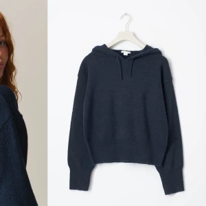 Stickad hoodie - INTRESSEKOLL!! Mörkblå stickad hoodie från Gina Young i storlek 158/164. Använd 2 ggr och därefter tvättad så i mycket bra skick dock efter tvätten blev den liiite noppig. Har även intressekoll på en likadan fast i grå! (Bilderna är från hemsida). Hör av dig vid intresse!