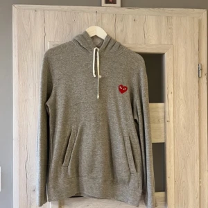 CDG hoodie - Mycket bra skick. Storlek M men passar S.
