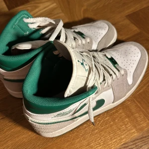 Jordan 1 mid grey green - Säljer dessa Jordans då dom är för små. Rätt så bra skick men har såklart tecken på användning. Nypris:3200 (merchsweden).  Bara att höra av sig vid fler frågor