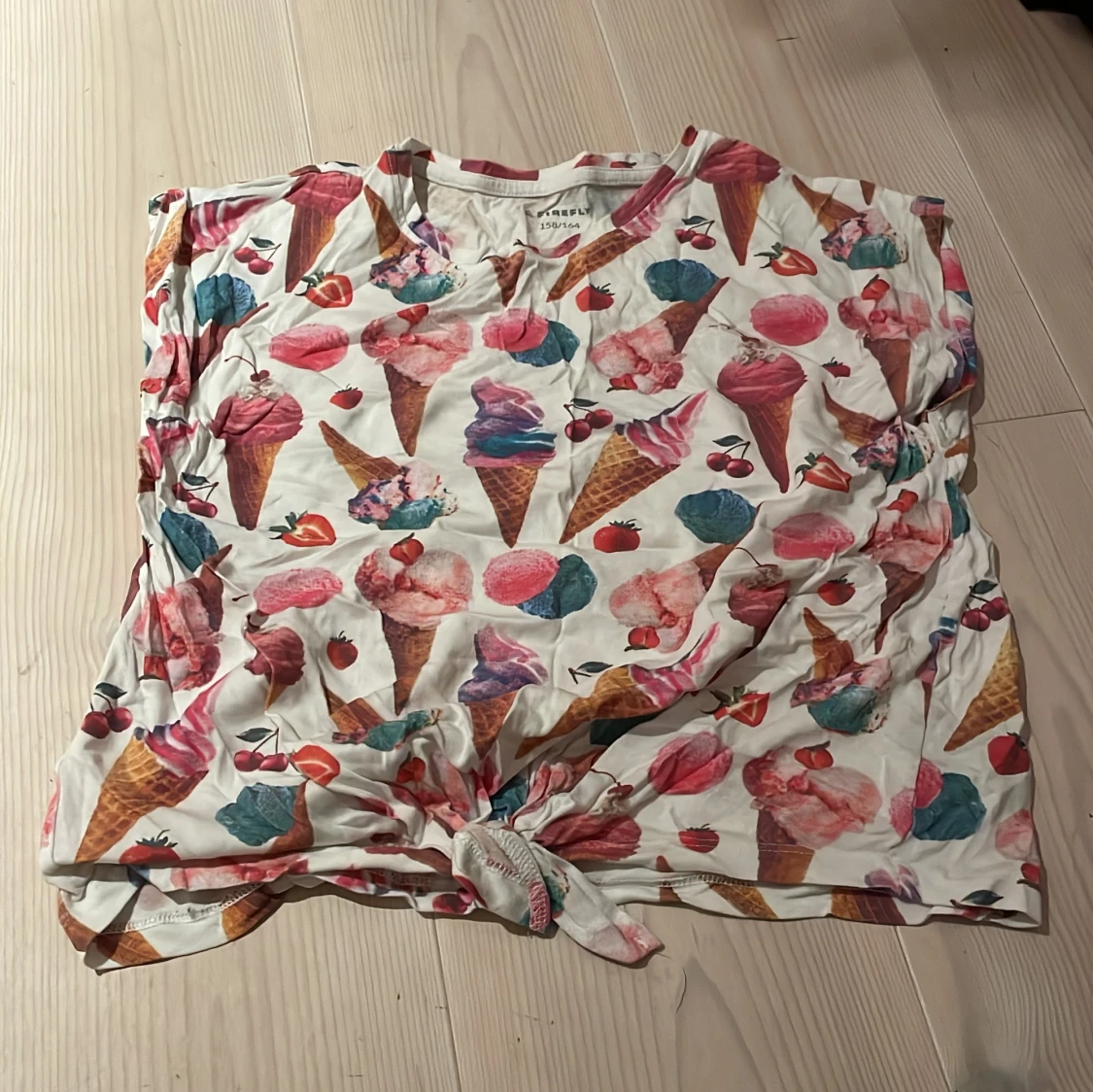 Färgglad t-shirt med glassmotiv från Firefly